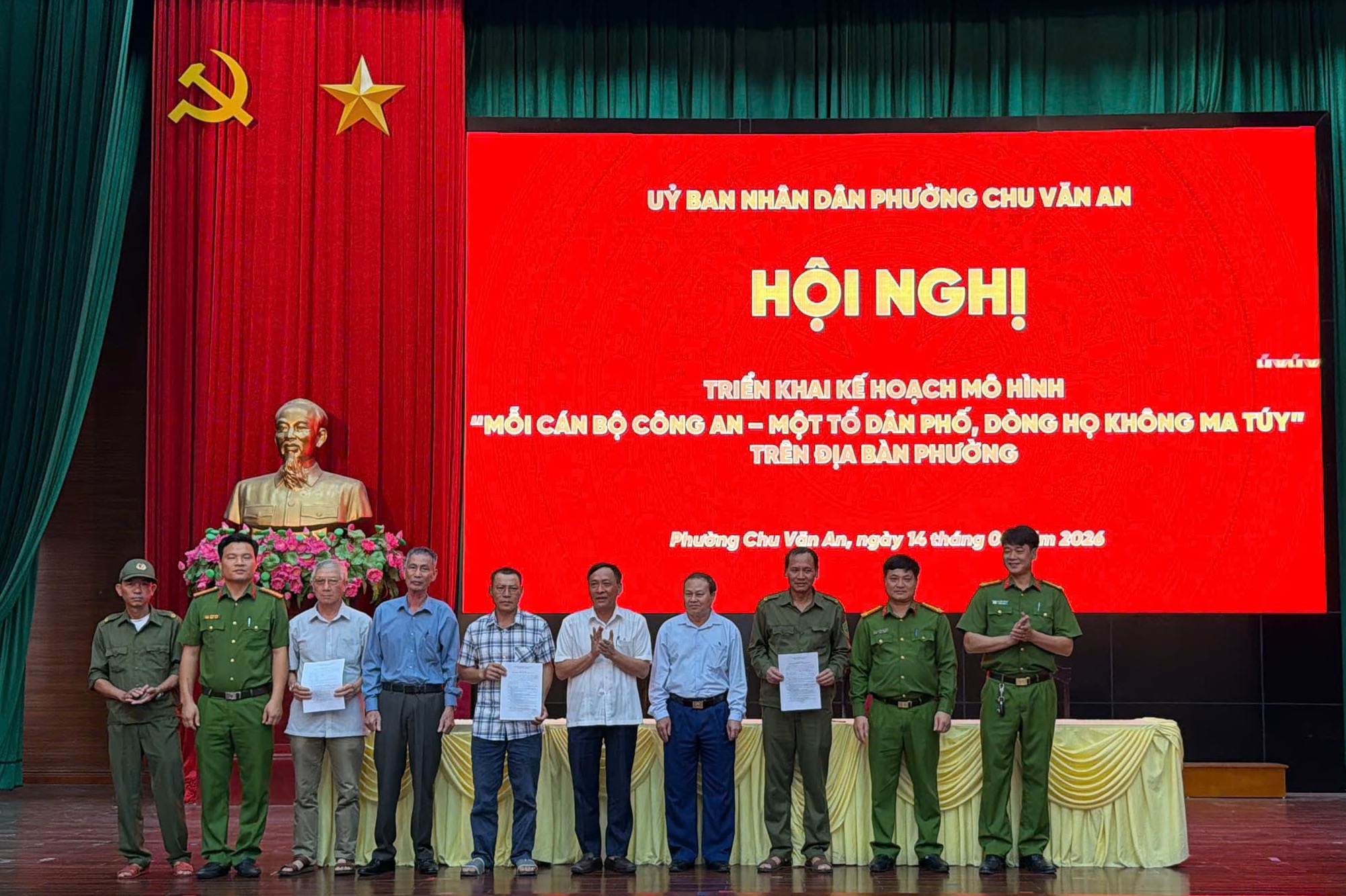 Công an phường Chu Văn An triển khai mô hình “Mỗi cán bộ Công an - Một tổ dân phố, dòng họ không ma túy”